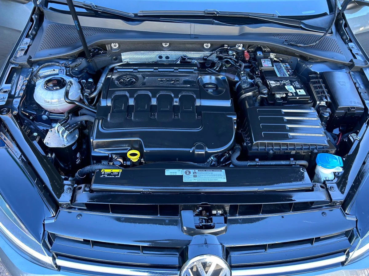 Porentief gereinigter Motorraum eines VW Golf